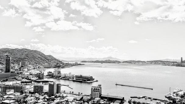 港町を俯瞰するモノクロ風景 港町を俯瞰するモノクロ風景 港町,俯瞰,モノクロの写真素材