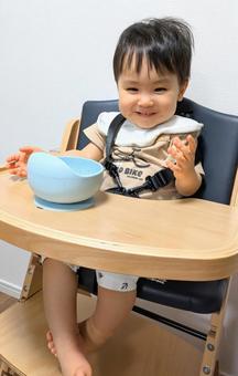 食事中に微笑む男の子 子供,1歳,男の子の写真素材