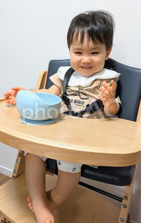 食事中に微笑む男の子 子供,1歳,男の子の写真素材