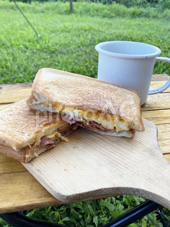 キャンプ朝食 朝食,キャンプ,サンドイッチの写真素材