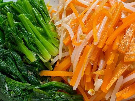 ビビンバのナムルを作る ほうれん草,野菜,フライパンの写真素材