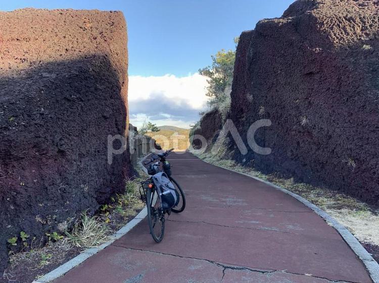 伊豆大島　サイクリング 伊豆大島,サイクリング,冒険の写真素材