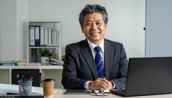 事務所 オフィスで働くミドルビジネスマン 事務所 オフィスで働くミドルビジネスマンの写真