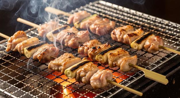 備長炭で焼き鳥を焼いている写真 備長炭で焼き鳥を焼いている写真の写真