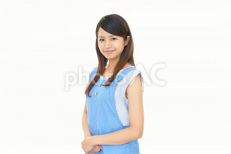 エプロンを着た笑顔の女性 女性,女,主婦の写真素材