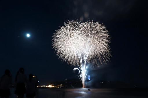 海辺の花火と月 海辺の花火と月 花火,海,夜の写真素材