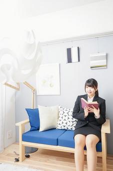 スーツを着て読書をする女性 スーツを着て読書をする女性 新人,企業,キャリアウーマンの写真素材