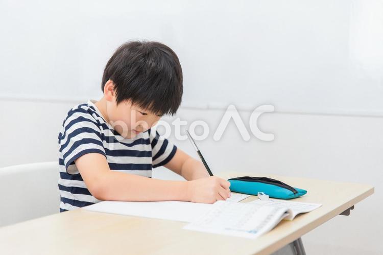 漢字の勉強をする小学生の男の子（日本人） 小学生,勉強,子供の写真素材
