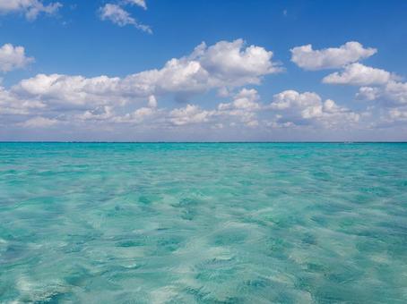 ヨロンブルーの海と空 ヨロンブルーの海と空の写真