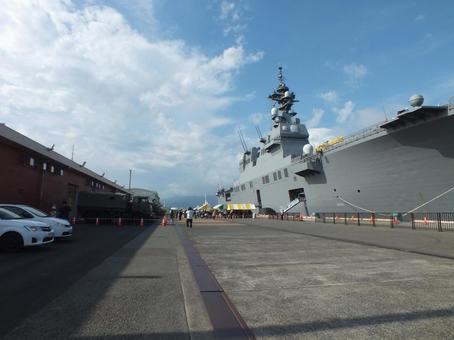 護衛艦ひゅうがと陸上自衛隊戦闘車一般公開 護衛艦,護衛艦ひゅうが,ひゅうがの写真素材