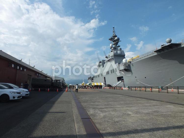 護衛艦ひゅうがと陸上自衛隊戦闘車一般公開 護衛艦,護衛艦ひゅうが,ひゅうがの写真素材