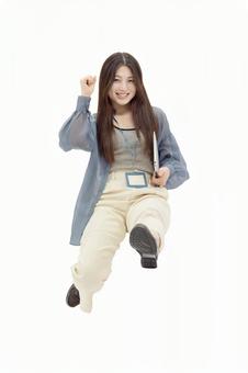 ノートパソコン 女性 ジャンプ ノートパソコン 女性 ジャンプ 女性,人物,若いの写真素材
