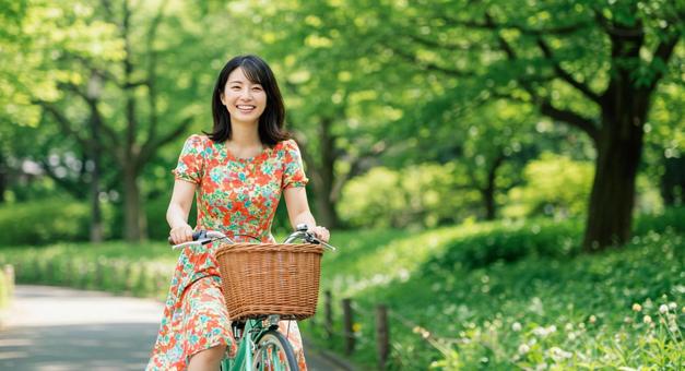 自転車をこぐ女性 自転車をこぐ女性の写真