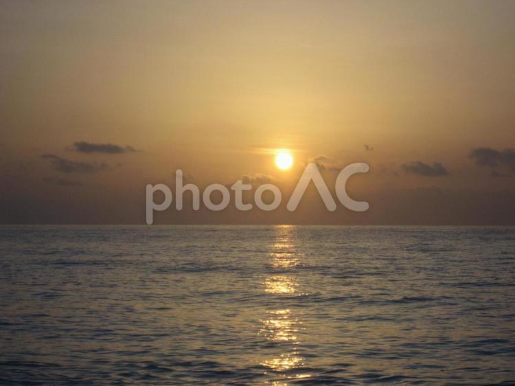 海に沈む夕日2 海,夕日,夕焼けの写真素材