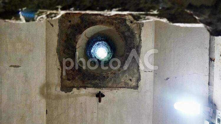 長崎県対馬市の豊砲台跡の天井部に開いた穴 穴,豊砲台,主砲の写真素材