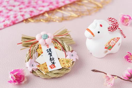 午年の年賀状｜土鈴と謹賀新年のしめ飾り 午年,年賀状,謹賀新年の写真素材