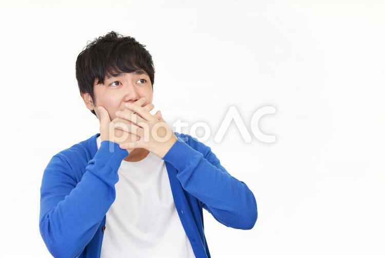 驚いた表情の男性 男性,男,驚くの写真素材