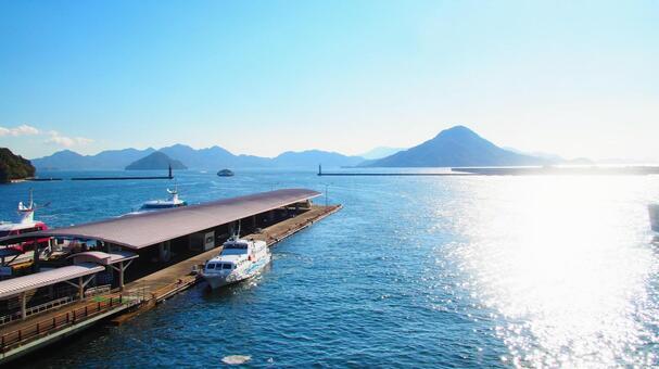 キッラキラ！快晴の宇品フェリーターミナル フェリー,フェリー旅,船旅の写真素材