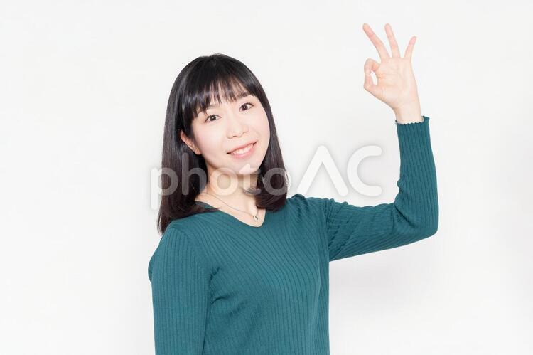 白背景の前に立ってOKのジェスチャーをする女性 女性,ビジネス,okの写真素材