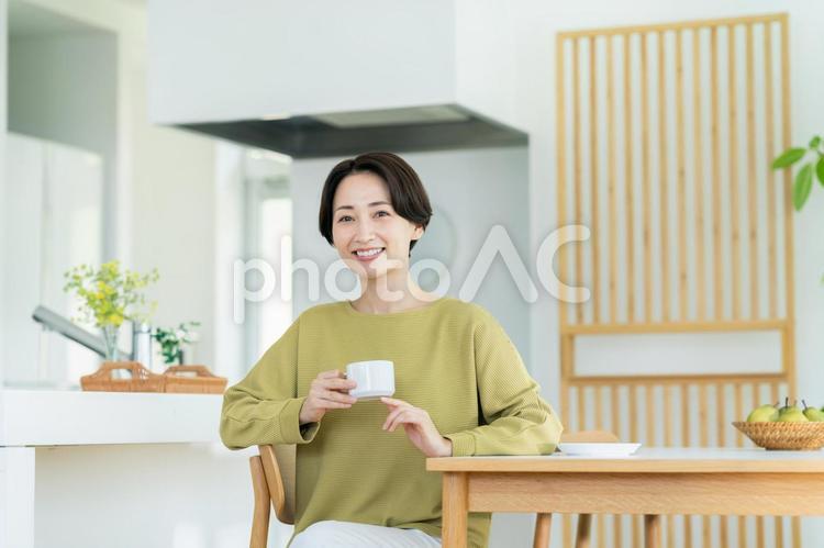 コーヒーを飲むミドルの主婦 コーヒー,女性,主婦の写真素材