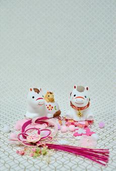 可愛い馬の置物と正月用の小物の年賀状素材 年賀状,年賀,背景素材の写真素材