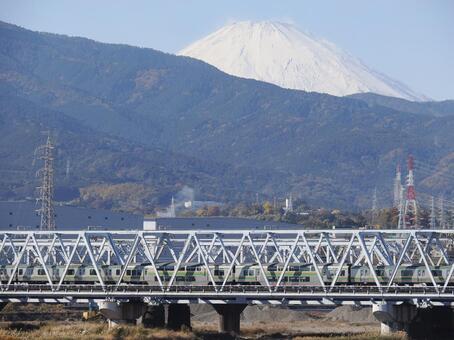 富士山をバックに、酒匂川を渡るグリーン車 鉄橋,酒匂川,東海道本線の写真素材
