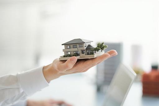 Hands of an Asian man holding an architectural model of a single house, मॉडल बनाना, घर, आवासीय घर, JPG