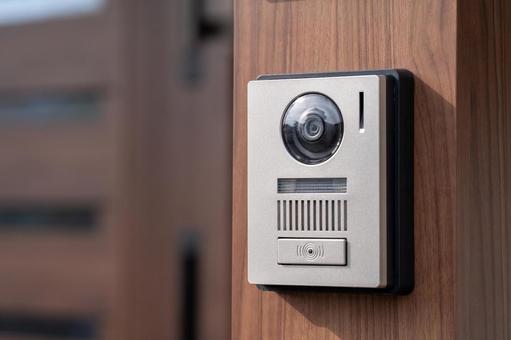 玄関に設置されたカメラ付きインターホン 玄関に設置されたカメラ付きインターホン インターホン,ドアホン,カメラ付きインターホンの写真素材