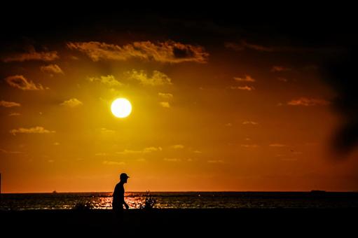 <素材>静かに日が沈む海を歩く年配の男性 <素材>静かに日が沈む海を歩く年配の男性 男性,海,ウォーキングの写真素材