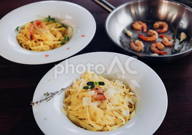 テーブルの上のパスタとエビの入ったフライパン キュイジーヌ,キッチン,厨房の写真素材
