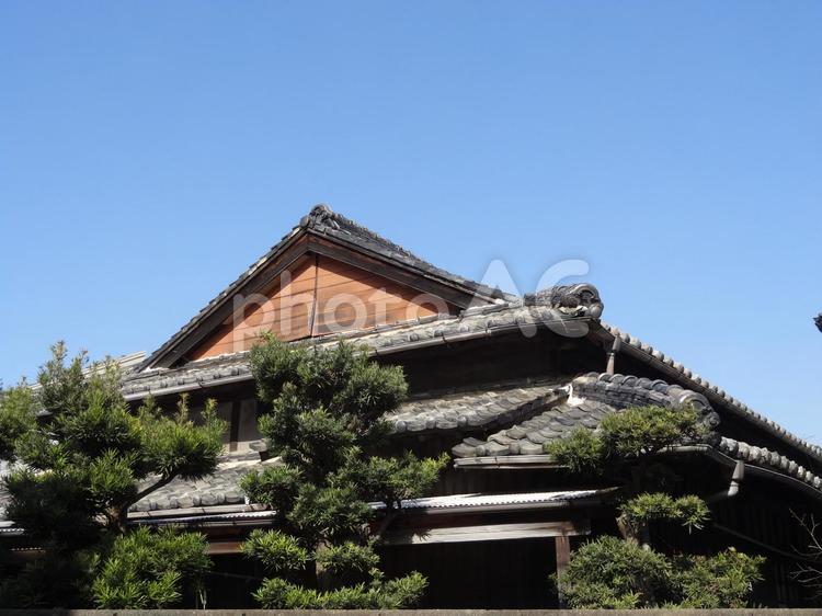 日本風の家と空 日本風,和風,和風建築の写真素材