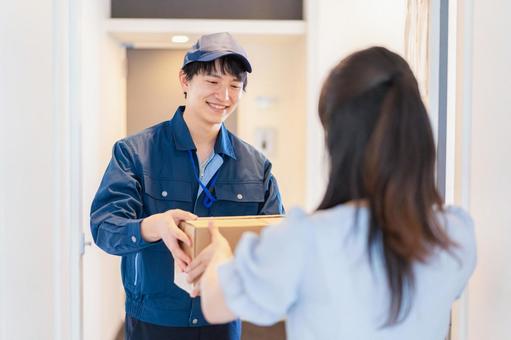 宅配便を受け取る若い女性 預かり,受け取り,スピードの写真素材