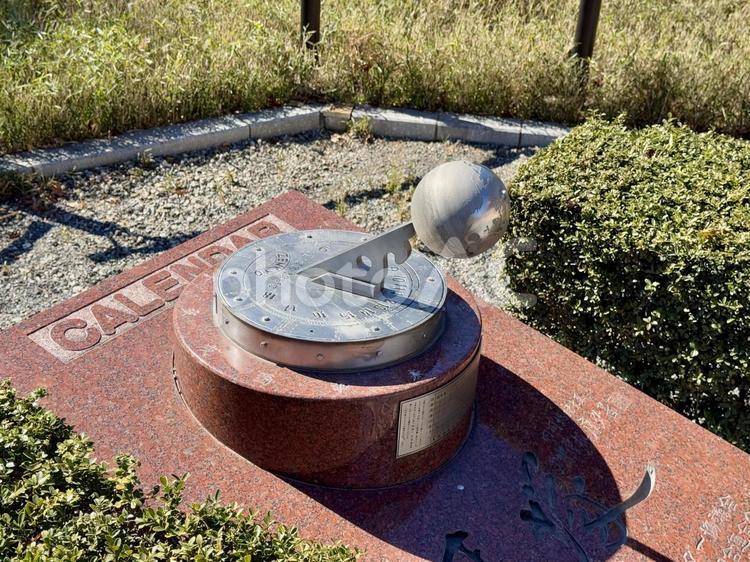 不忍池弁天堂　日時計 冬枯れ,街並み,日時計の写真素材
