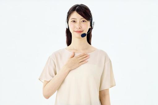 胸に手を置くオペレーター コールセンター 胸に手を置くオペレーター コールセンター オペレーター,胸に手を置く,コールセンターの写真素材