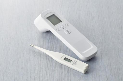 体温計2つ 体温計,脇,おでこの写真素材