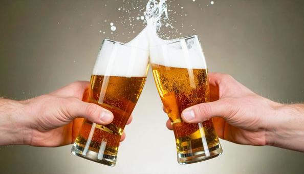 乾杯して泡がこぼれる生ビール 乾杯して泡がこぼれる生ビールの写真
