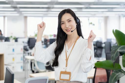 コールセンターで働く女性オペレーター コールセンターで働く女性オペレーター ビジネス,オペレーター,コールセンターの写真素材