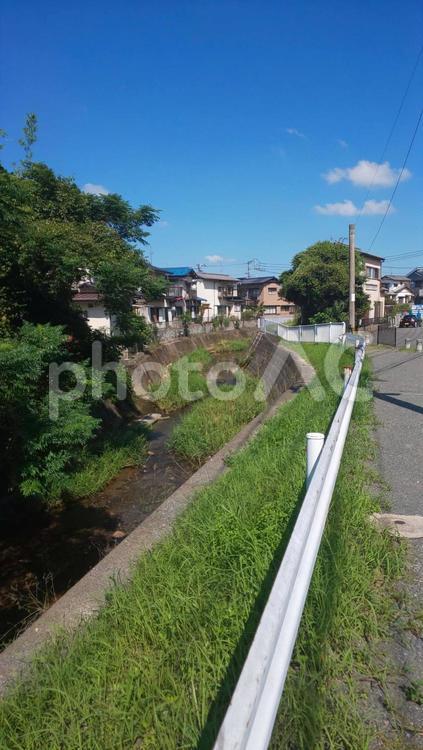 川沿いの風景・宇美町 川,水路,住宅地の写真素材