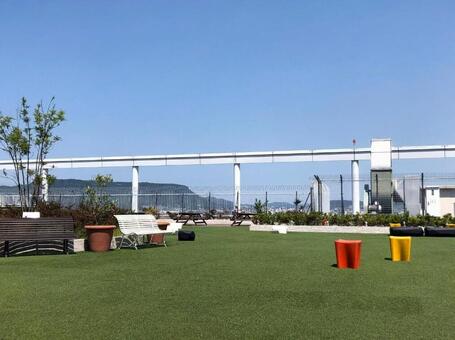 青空の下に広がる開放的な屋上庭園 瓦町,瓦町フラッグ屋上庭園,香川県の写真素材