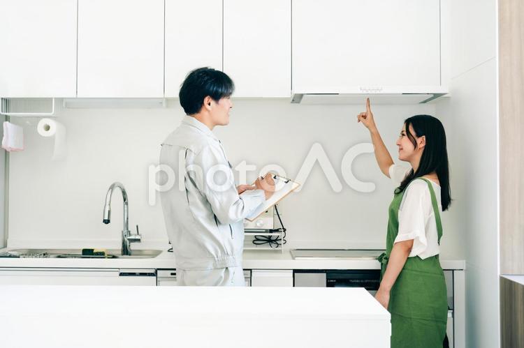 作業着姿の男性と女性（換気扇） 換気扇,レンジフード,換気扇カバーの写真素材