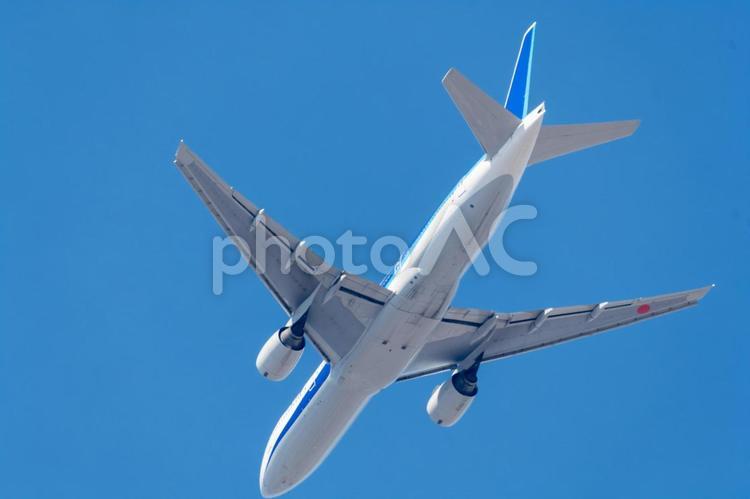 青空を背景に飛行する旅客機 飛行機,旅客機,空の写真素材