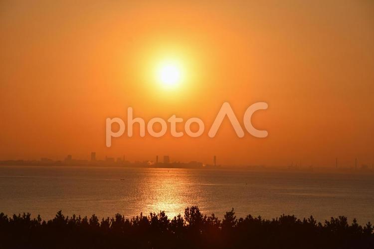 夕陽で輝く空と海面 夕日,夕焼け,夕方の写真素材
