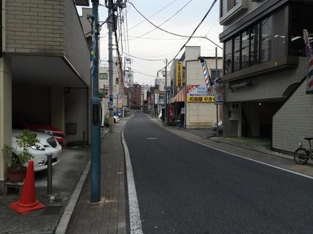商店や住宅並ぶ宇都宮いづも通り、生活道路 いづも通り,栃木,街並みの写真素材
