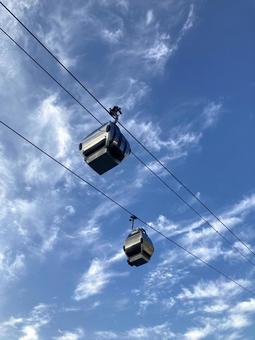 青空と雲と横浜エアキャビン 青空と雲と横浜エアキャビンの写真