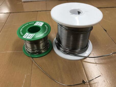 机に置かれたハンダリード線 はんだごて,半田ごて,はんだの写真素材