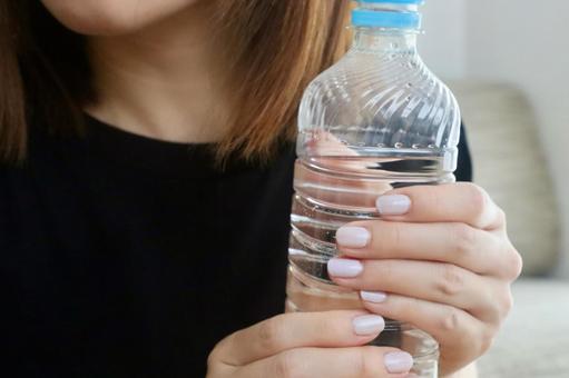 ペットボトルを持つ女性 ペットボトルを持つ女性 熱中症対策,女性,美容の写真素材