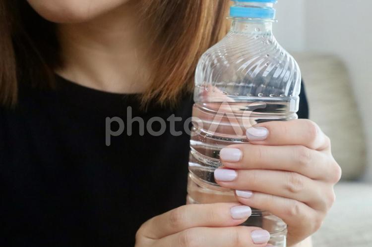 ペットボトルを持つ女性 熱中症対策,女性,美容の写真素材