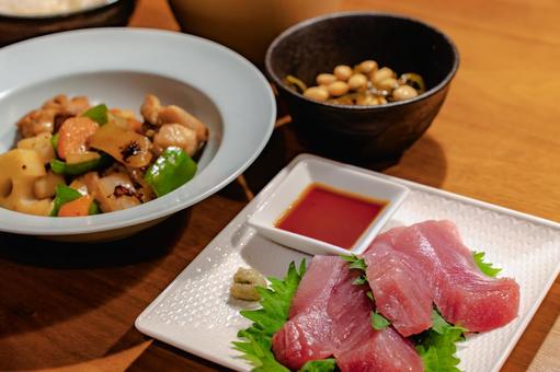 まぐろ刺身と鶏肉炒めの夕食 まぐろ刺身と鶏肉炒めの夕食 夕食,和食,まぐろの写真素材