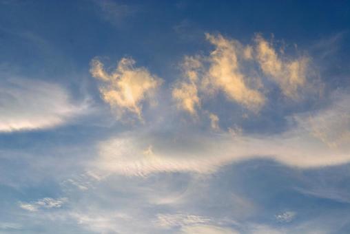 様々な形の雲が広がる夕暮れの空 様々な形の雲が広がる夕暮れの空の写真