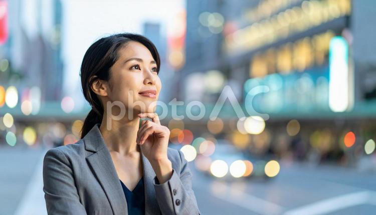 顎に手をやり考えるビジネスウーマン 女性,ポートレート,思案の写真素材